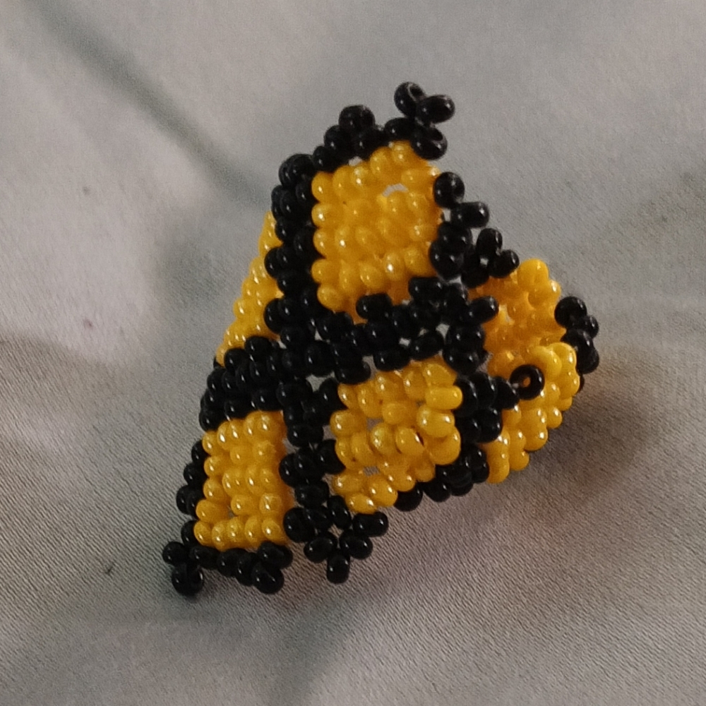 Beaded Ring handmaid sz 8 yellow and black .